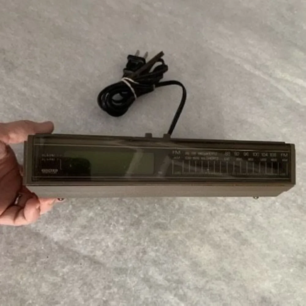 Vintage Magnavox D-3160 2-Band Electric Clock Radio